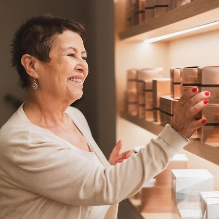 Hotel Linea Mare Pobierowo Exterior photo A woman shopping for chocolate