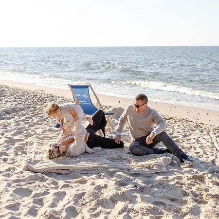 Hotel Linea Mare Pobierowo Exterior photo A chiropractor treating a patient on the beach