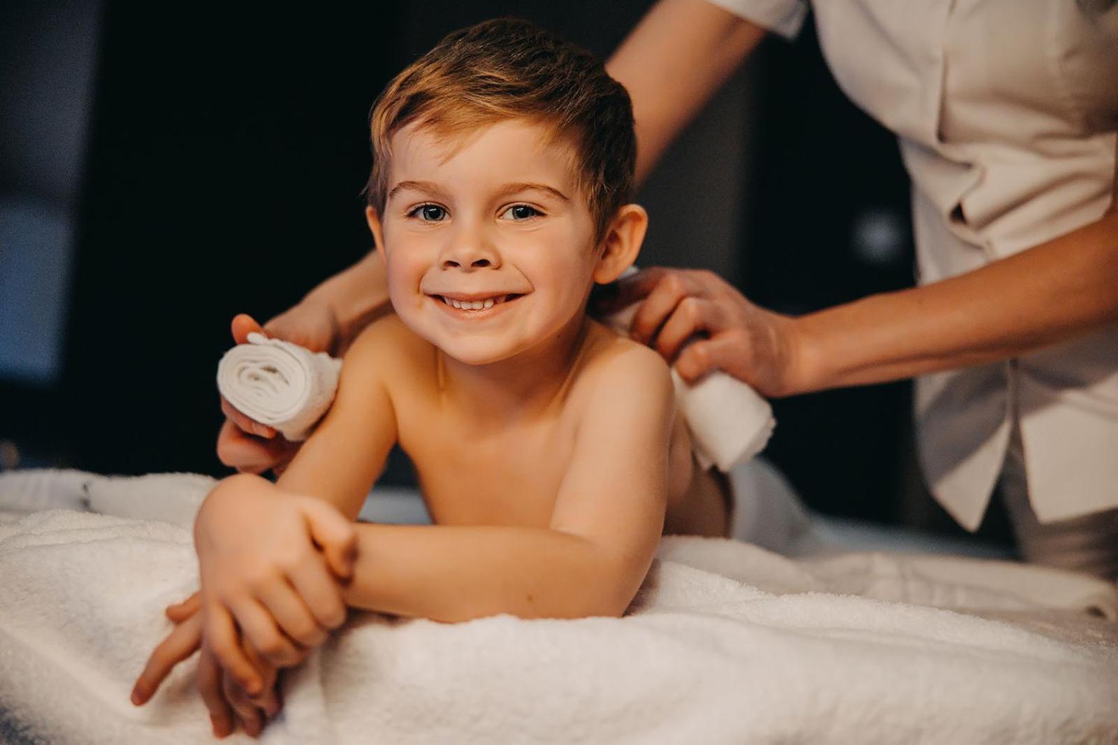 Hotel Linea Mare Pobierowo Exterior photo A child receiving a massage