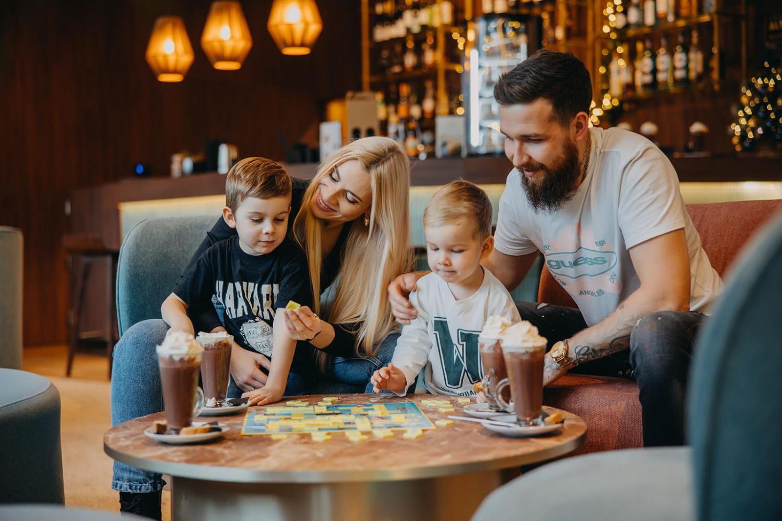 Hotel Linea Mare Pobierowo Exterior photo Family playing a board game