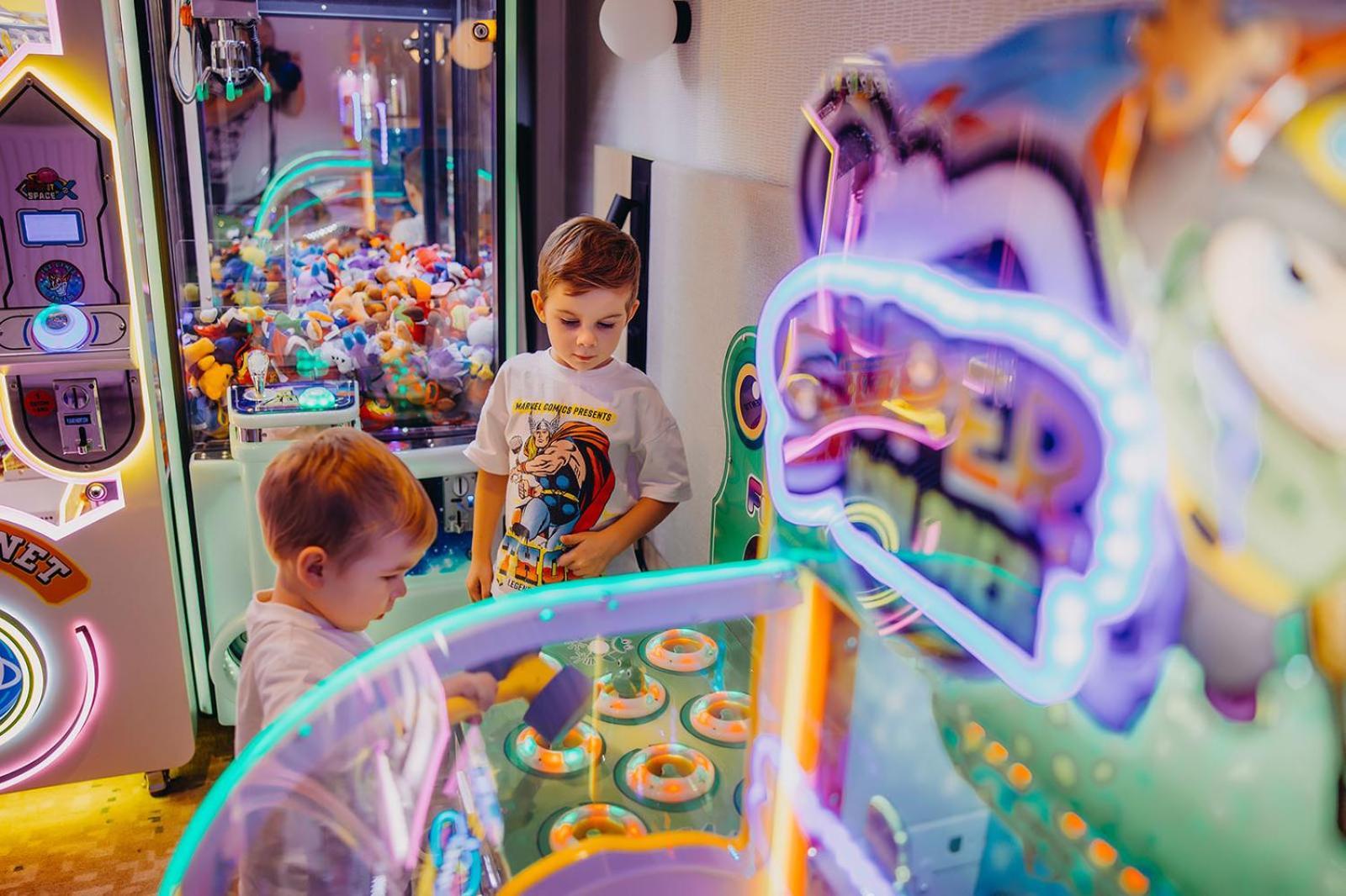 Hotel Linea Mare Pobierowo Exterior photo Children playing with a toy crane game