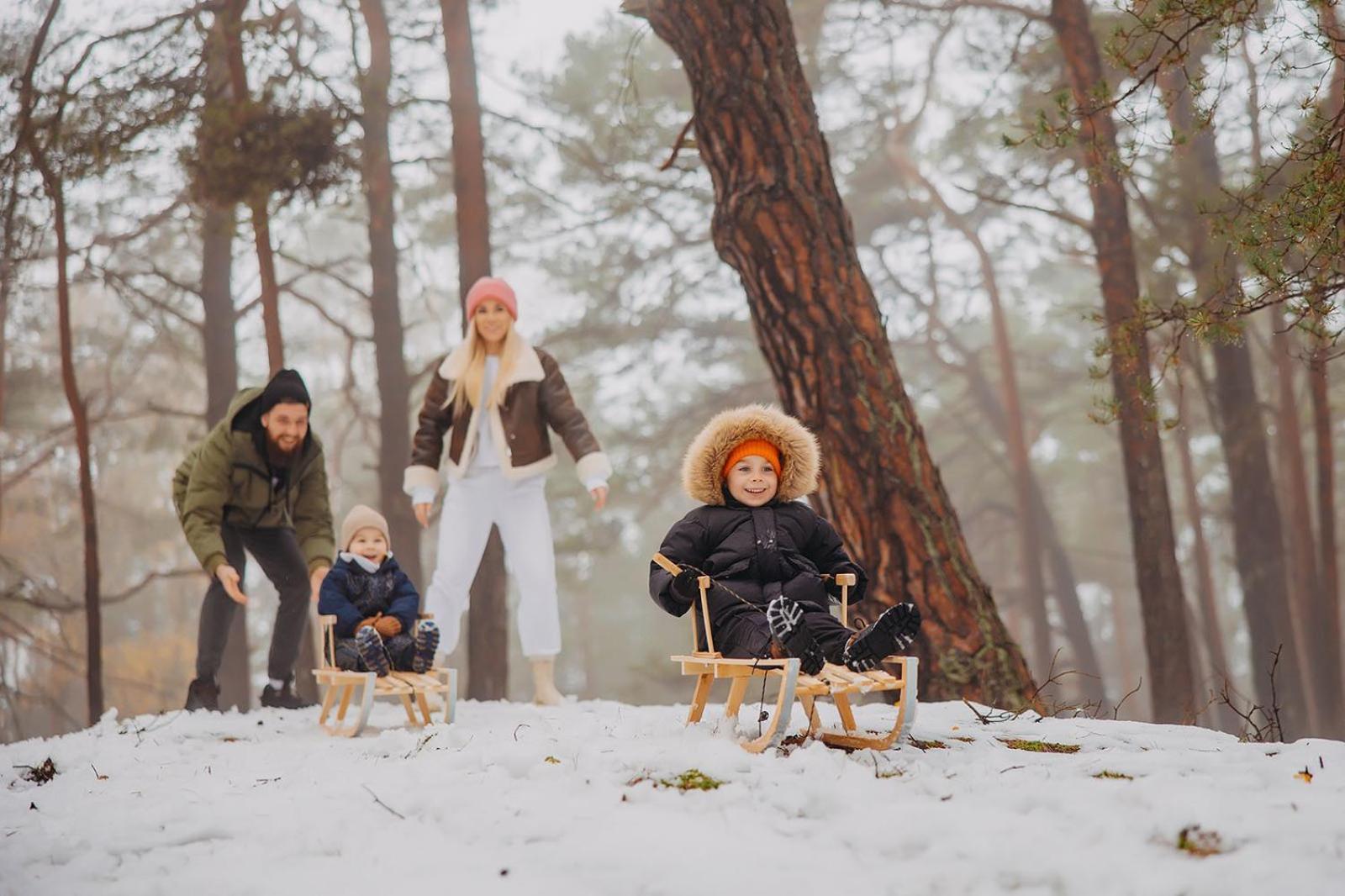 Hotel Linea Mare Pobierowo Exterior photo Family sledding in the snow