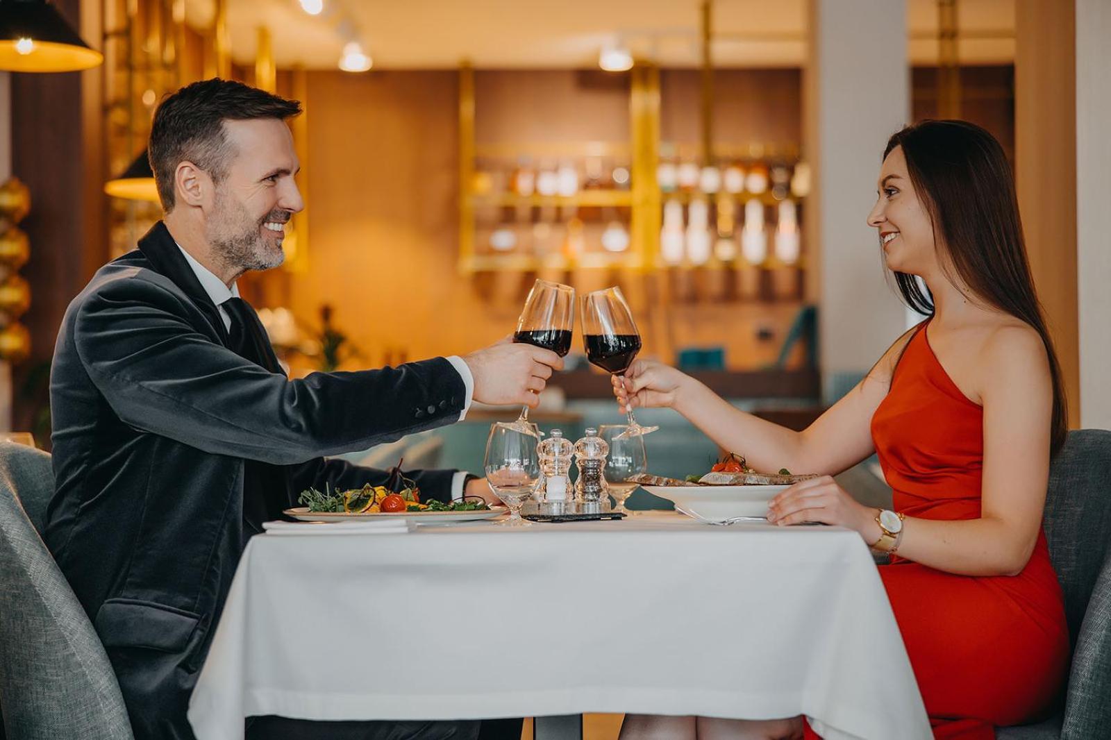 Hotel Linea Mare Pobierowo Exterior photo A couple toasting with wine