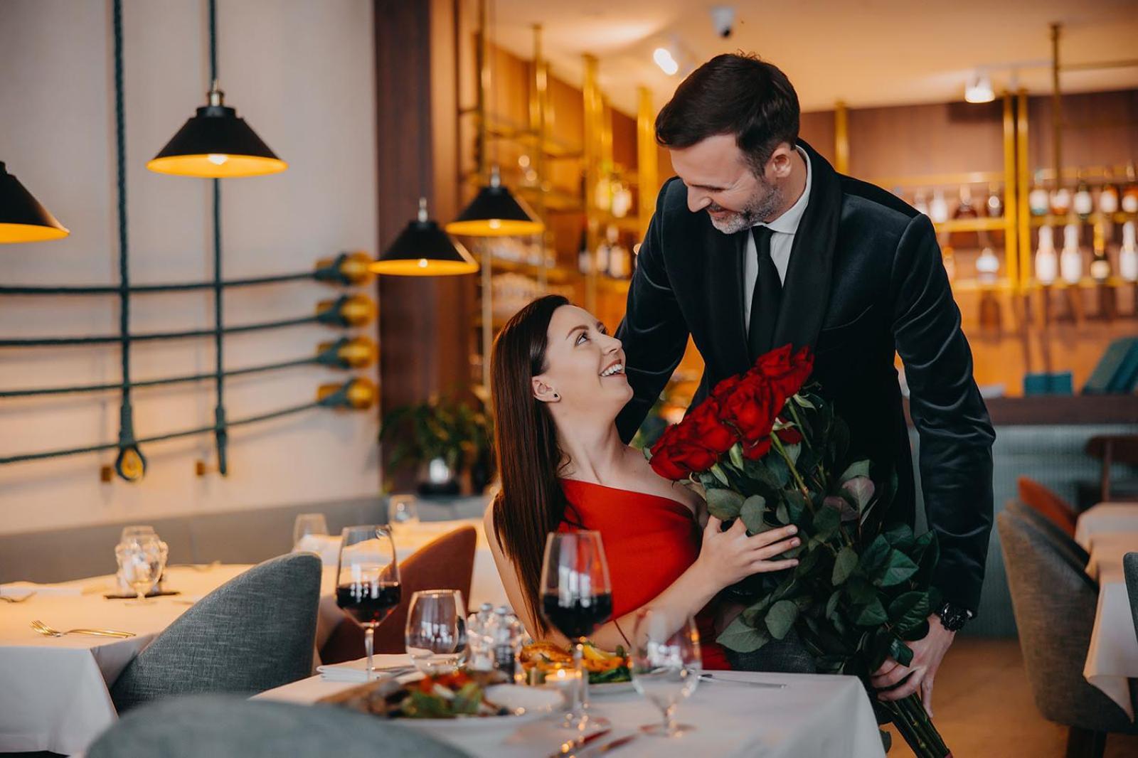 Hotel Linea Mare Pobierowo Exterior photo A man giving a woman a bouquet of flowers