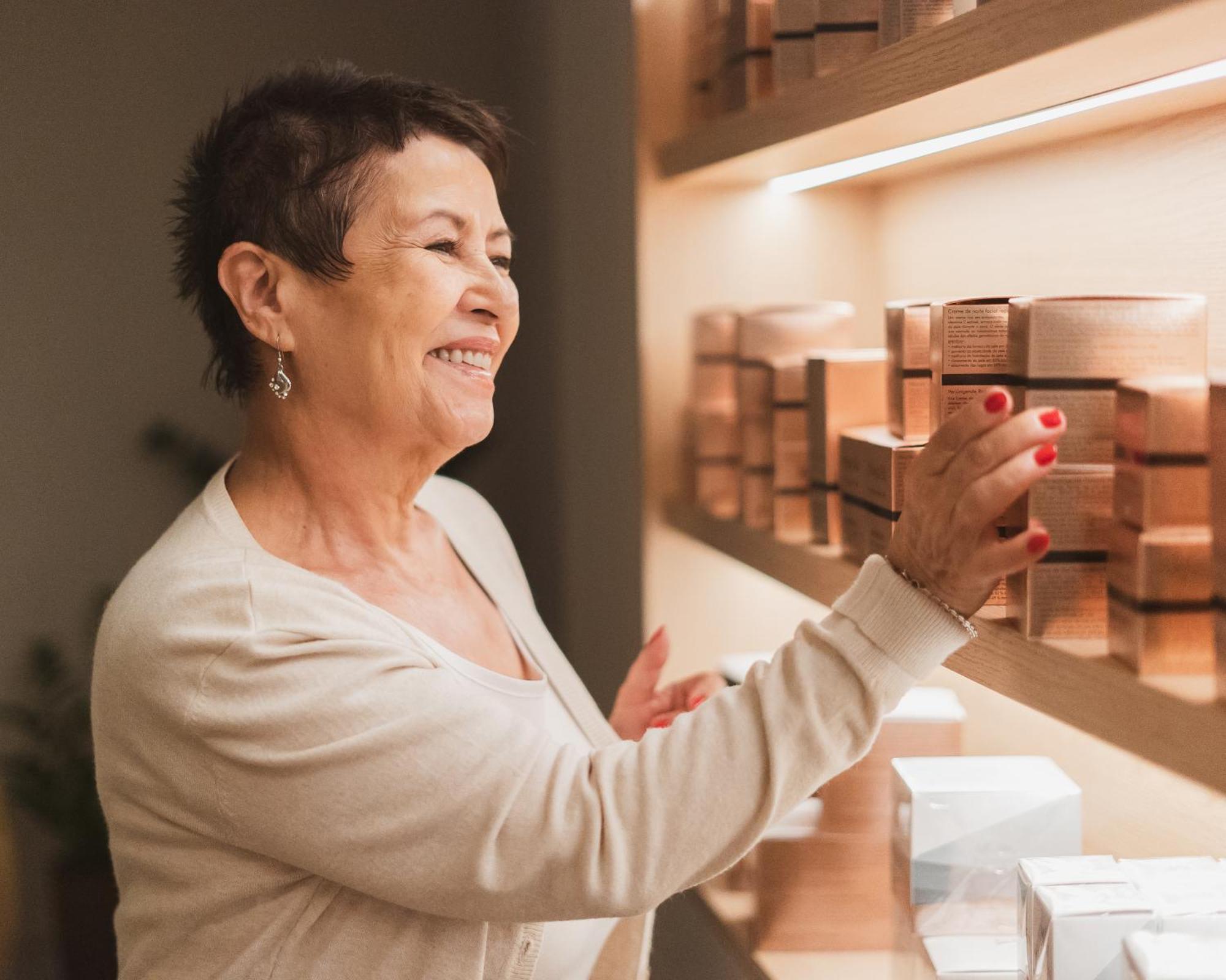 Hotel Linea Mare Pobierowo Exterior photo A woman shopping for chocolate