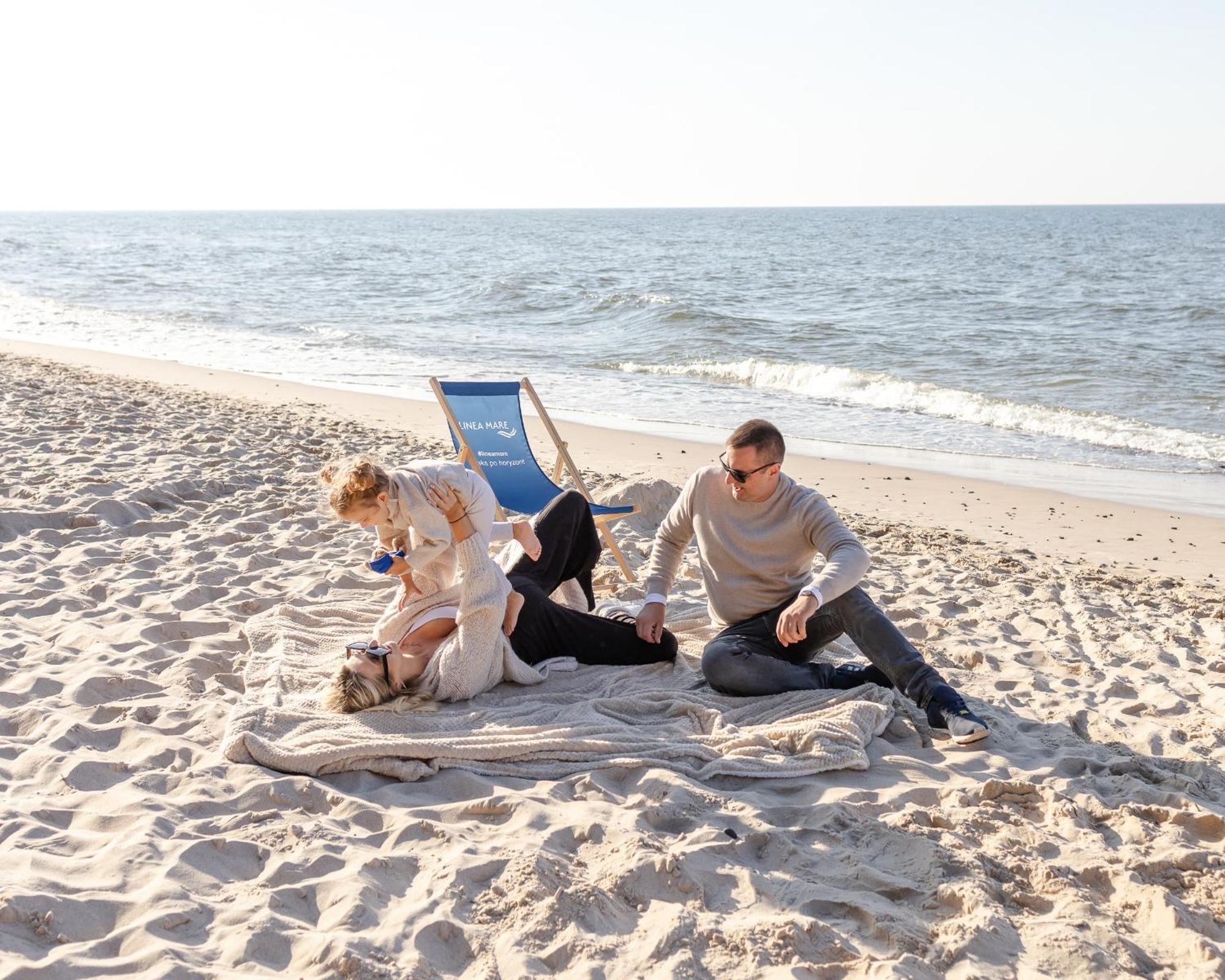 Hotel Linea Mare Pobierowo Exterior photo A chiropractor treating a patient on the beach