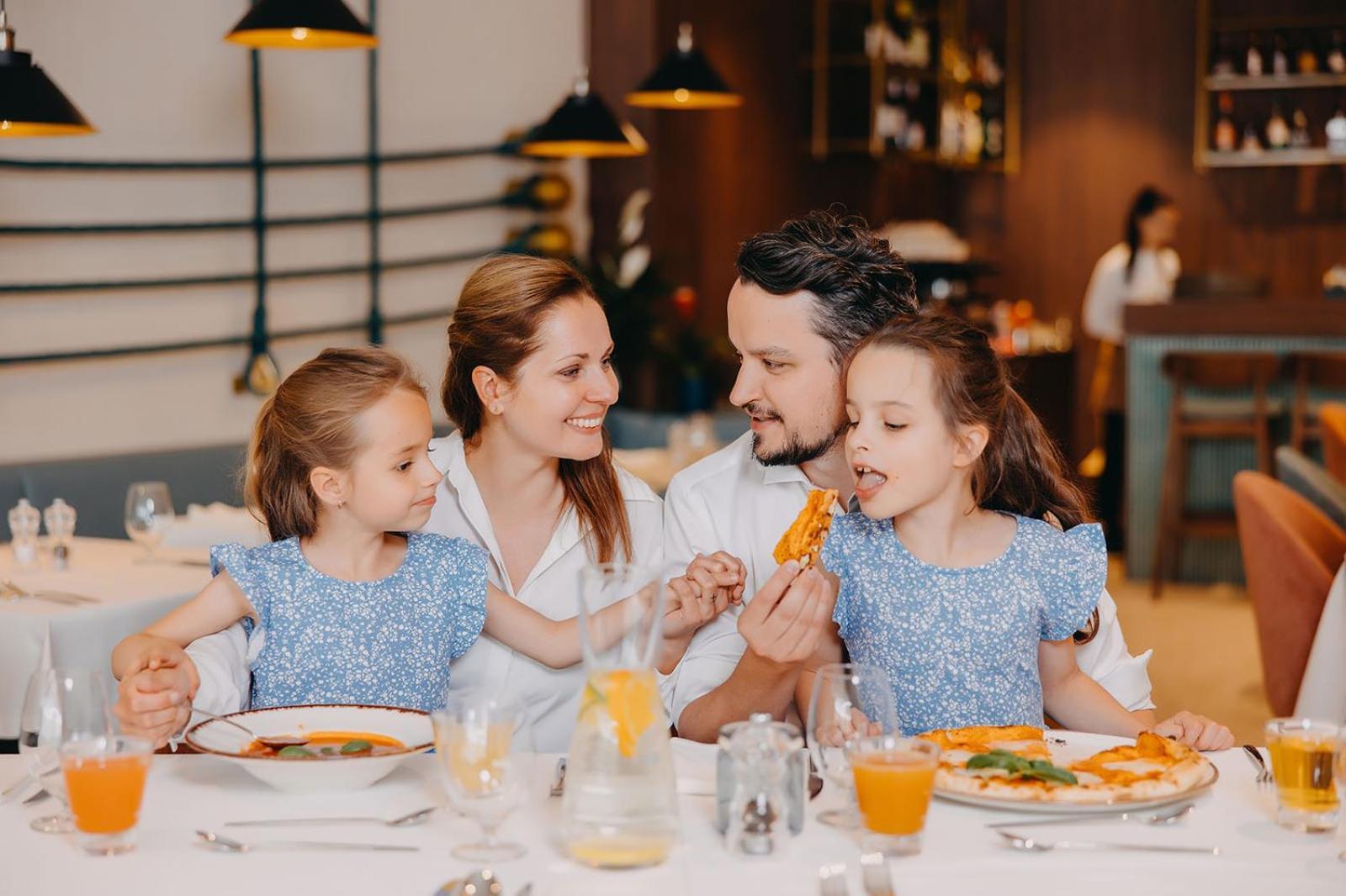 Hotel Linea Mare Pobierowo Exterior photo Family at a restaurant