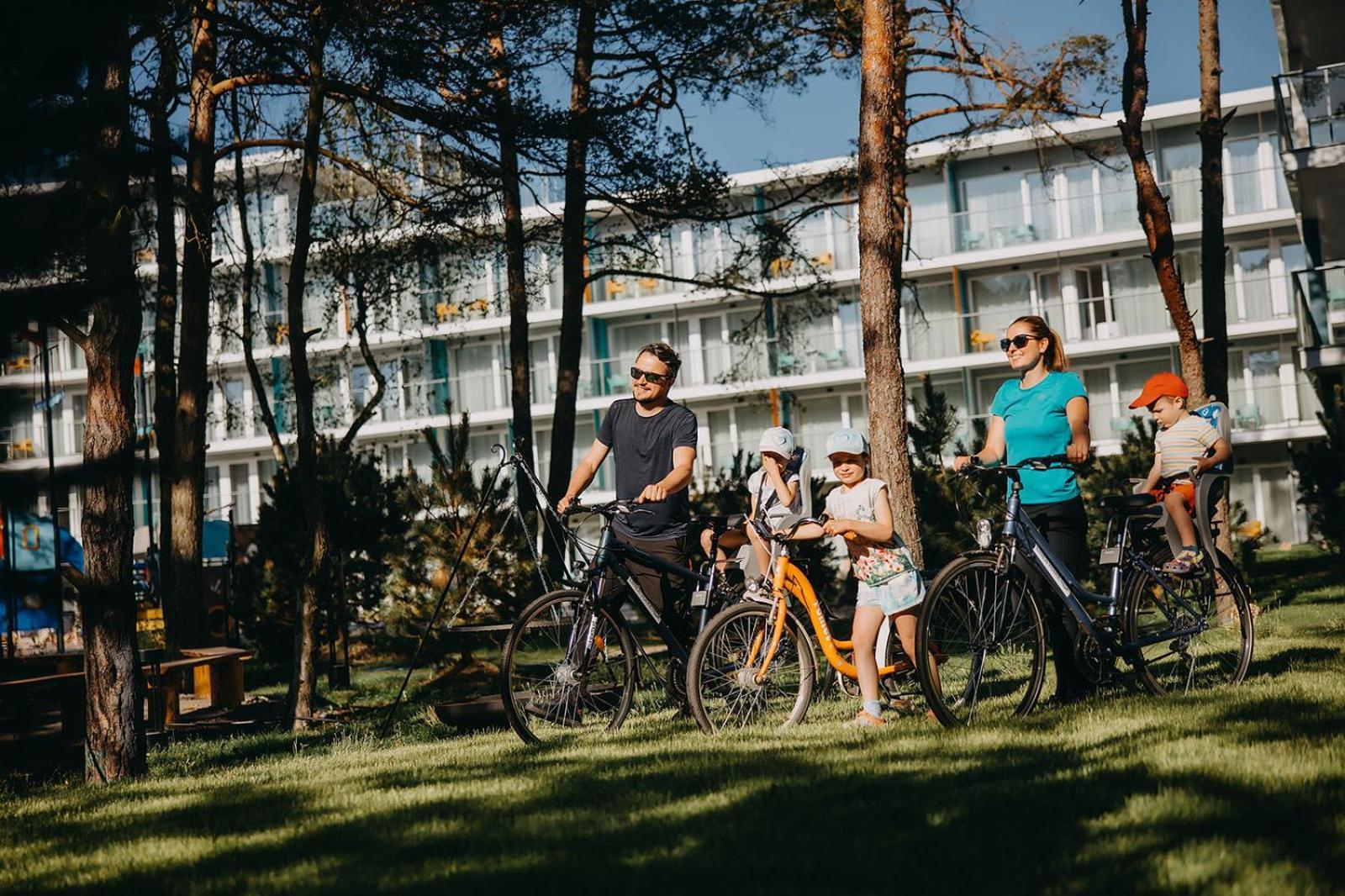 Hotel Linea Mare Pobierowo Exterior photo Cycling in the park