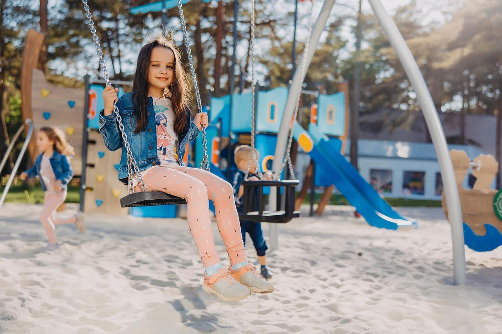 Hotel Linea Mare Pobierowo Exterior photo Children on a swing