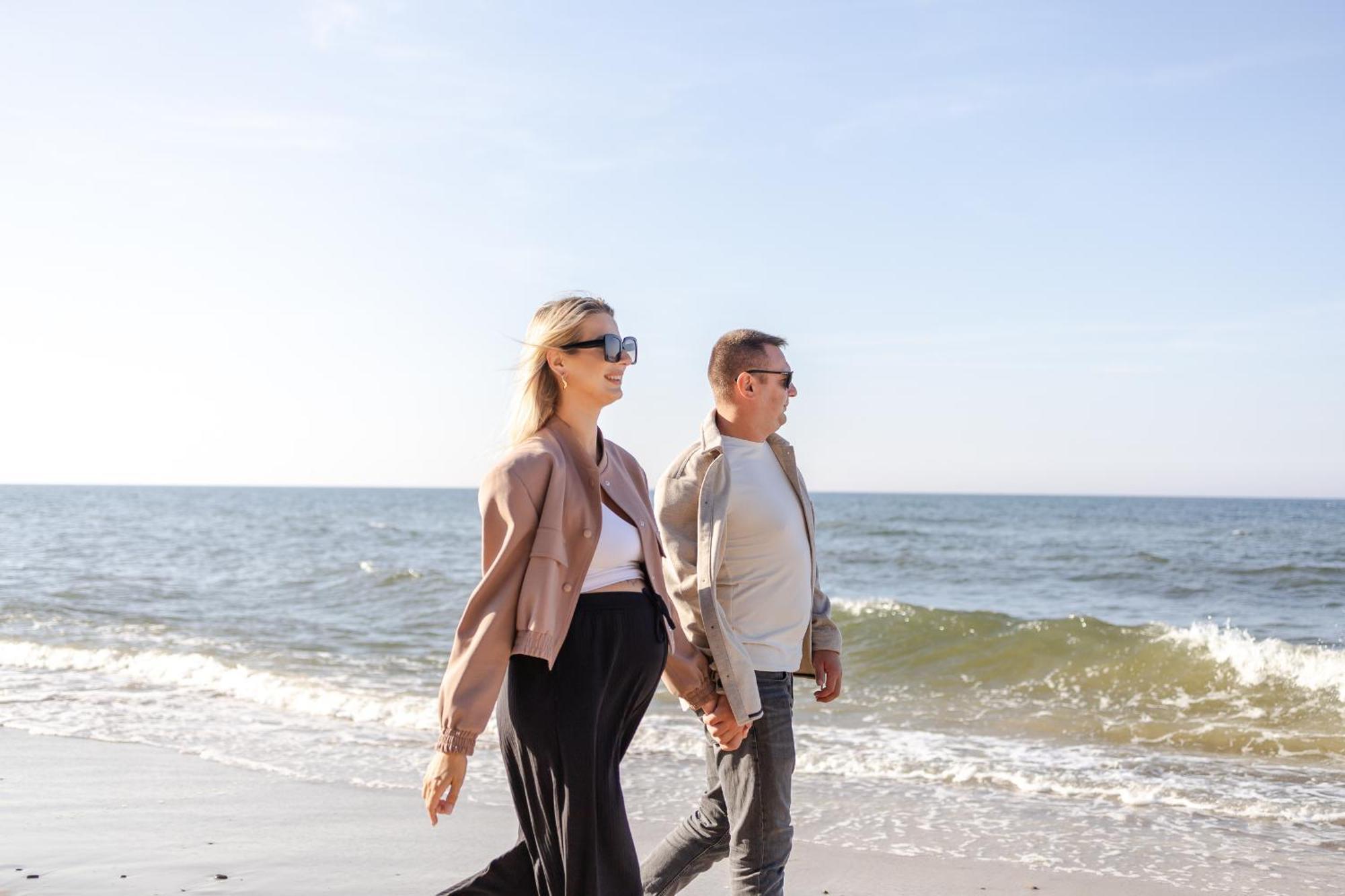 Hotel Linea Mare Pobierowo Exterior photo A couple walking on the beach