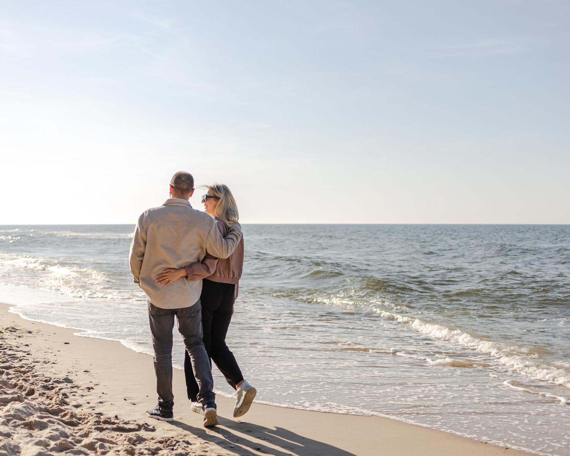 Hotel Linea Mare Pobierowo Exterior photo A couple walking on the beach