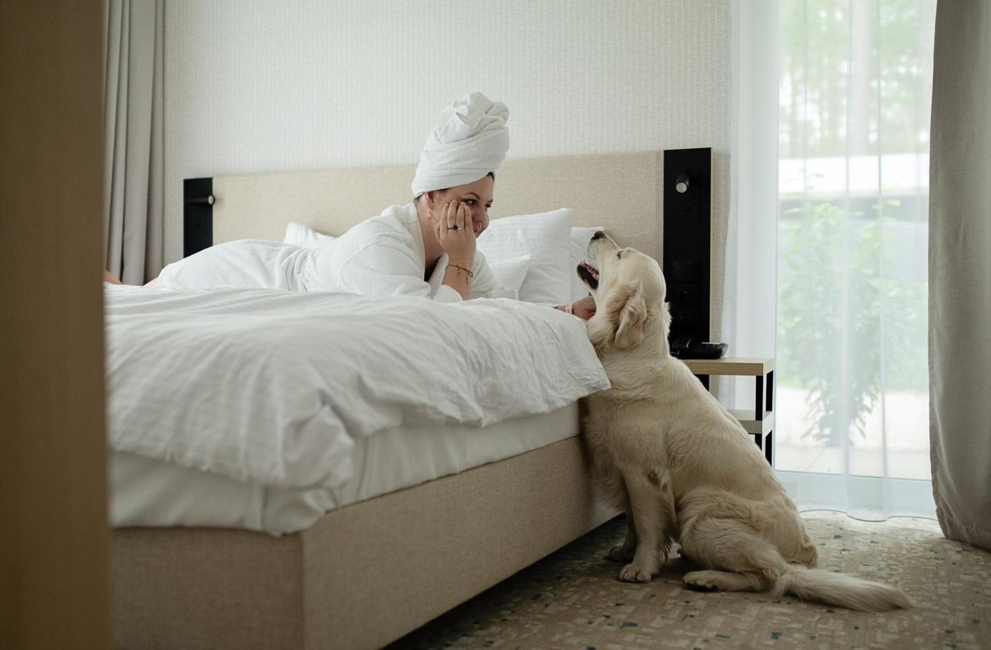 Hotel Linea Mare Pobierowo Exterior photo A woman with a dog