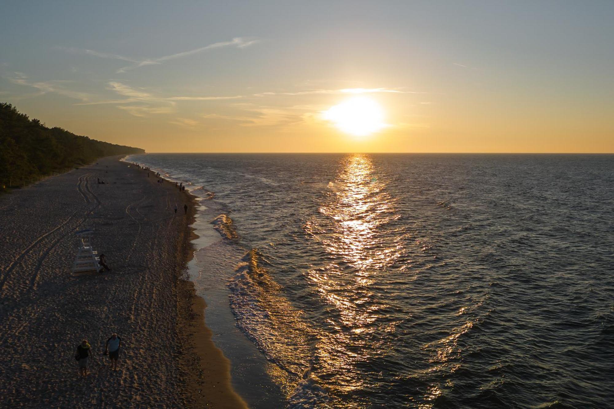 Hotel Linea Mare Pobierowo Exterior photo Sunset at the beach of Varanola