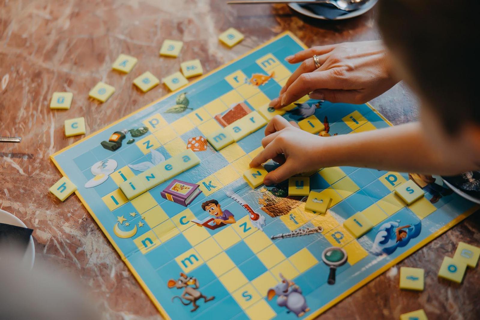 Hotel Linea Mare Pobierowo Exterior photo A child playing the board game